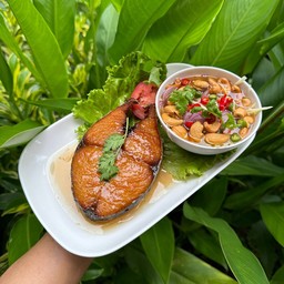 ปลาอินทรีย์ทอดราดน้ำปลา