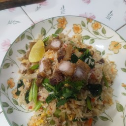 ข้าวผัดหมูกรอบ