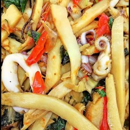 กะเพราปลาหมึกใส่หน่อไม้(ราดข้าว)