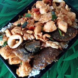 กะเพราไก่ไข่เยี่ยวม้า