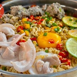 [อร่อยซ่ากับโค้ก] มาม่าหม้อไฟหมูรวม +  โค้ก ออริจินัล อัพไซส์ 500ml