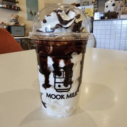 วิปครีมเปล่าราดช็อคโกแลต