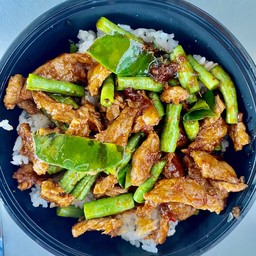 ผัดพริกแกงเนื้อ ราดข้าว