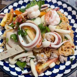 ร้านกินยำกัน  กะเพรารสเด็ด By แม่หนิง บูรพา25