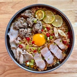 [อร่อยซ่ากับโค้ก] มาม่าหม้อไฟรวมหมู+ หมูกรอบ +  โค้ก ออริจินัล 500ml