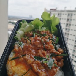 ข้าวหน้าฉู่ฉี่หมูสับ  (ไข่ดาว,ไข่เจียว)