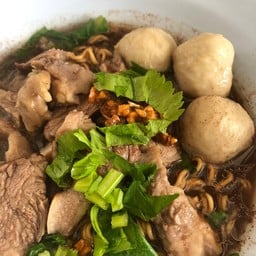 มาม่าหมูตุ๋นน้ำตก