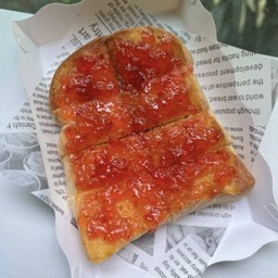 ขนมปังปิ้งหน้าแยมสตอเบอรี่