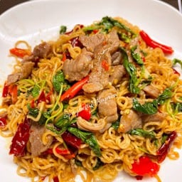 มาม่า ผัดกะเพรา (เลือกเนื้อสัตว์ตามใจ)