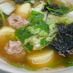 แกงจืดเต้าหู้สาหร่ายหมูสับ