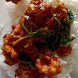 กระเพราไก่กรอบราดข้าว