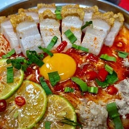 [อร่อยซ่ากับโค้ก] มาม่าหม้อไฟหมูกรอบล้วน +  โค้ก ออริจินัล อัพไซส์ 590ml