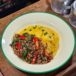 ข้าวไข่ข้นกะเพราเนื้อ