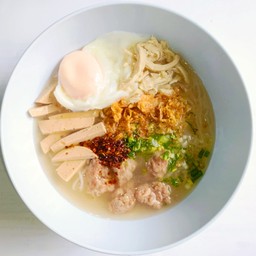 ก๋วยจั๊บญวนพิเศษใส่ไข่