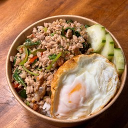 ข้าวกะเพราหมูสับ+ไข่เลือกได้ฟรี