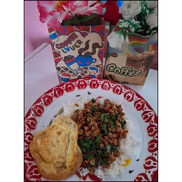 กะเพราเนื้อสับ แถมไข่เจียว