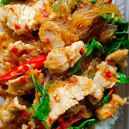 ข้าวกะเพราวุ้นเส้นหมูชิ้น