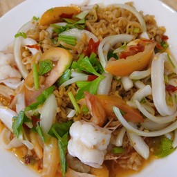 ยำมาม่า ทะเล   (กุ้ง+ปลาหมึก)