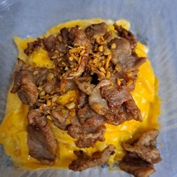 ไข่ขยี้หน้าหมูกระเทียม