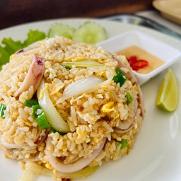 ข้าวผัดปลาหมึก