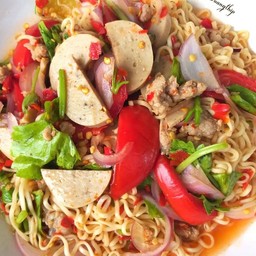 ยำ มาม่าหมุสับ  +หมูยอ +กุ้ง