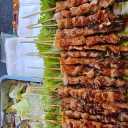 หมูย่างน้ำตกเสียบไม้  มงคลเศษฐี