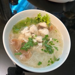 ก๋วยเตี๋ยวไก่ฉีกน้ำ