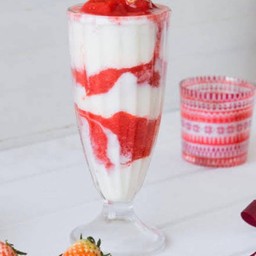 นมสดสตรอว์เบอร์รี่