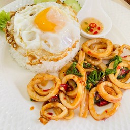 ข้าวกะเพราปลาหมึก