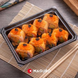 โรลแซลมอนสอดไส้แซลมอนและอโวคาโด ราดซอสสไปซี่