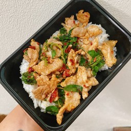 ข้าวผัดกะเพราหมูชิ้นพริกแห้ง