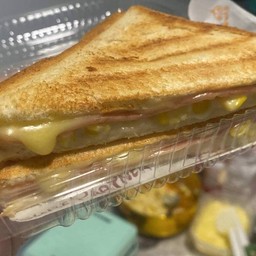 แซนด์วิชอบกรอบแฮมชีสข้าวโพด