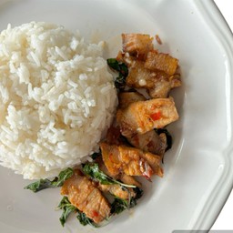 ข้าวกะเพราหมูกรอบไข่เจียว