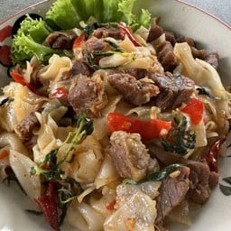 เส้นใหญ่คลุก ผัดกระเพราเนื้อตุ๋น