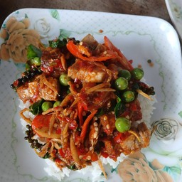 ผัดเผ็ดหมูกรอบ