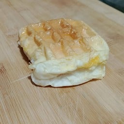 ขนมปังปิ้งบัฟเฟิ้ล ไส้พริกเผาหมูหย๋องมายองเนส