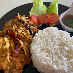 ข้าวไก่ทอดซอสมะขาม