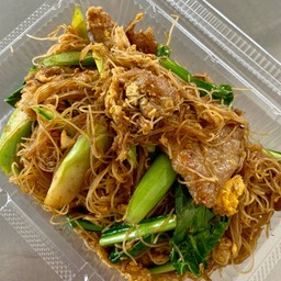 เส้นหมี่ผัดซีอิ๊วหมูหมัก