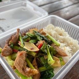 ข้าวผัดคะน้าหมูทอดครบรส