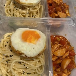 สปาร์เกตตี้ไก่สับไส้กรอกไก่&ไข่ดาว