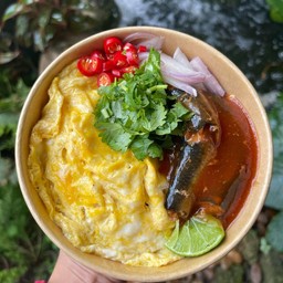 ข้าวหน้าไข่ข้นยำปลากระป๋อง