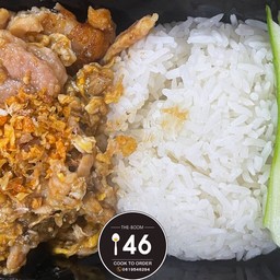 หมูกระเทียมผัดไข่ ราดข้าว