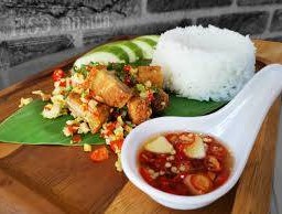 ผัดพริกเกลือ ราดข้าว