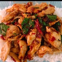 กะเพราไก่ผัดพริกแห้งราดข้าวหอม
