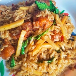 กระเพราคลุกข้าวหน่อไม้ไก่กรอบ