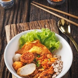 ก๋วยเตี๋ยวเส้นคลุกลูกชิ้นปลาหมูสับ (แห้ง)