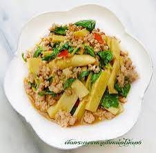 กระเพราหน่อไม้ดอง ราดข้าว