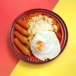 COMBO! รามยอนเผ็ด หน้าไข่ดาว+ชีส+ไส้กรอกรมควัน (เลือกรสชาติได้)