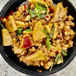 กะเพราหมูสับ+หมูยอ ราดข้าว