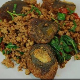 ผัดกระเพราหมูสับไข่เยี่ยวม้าทอดราดข้าว